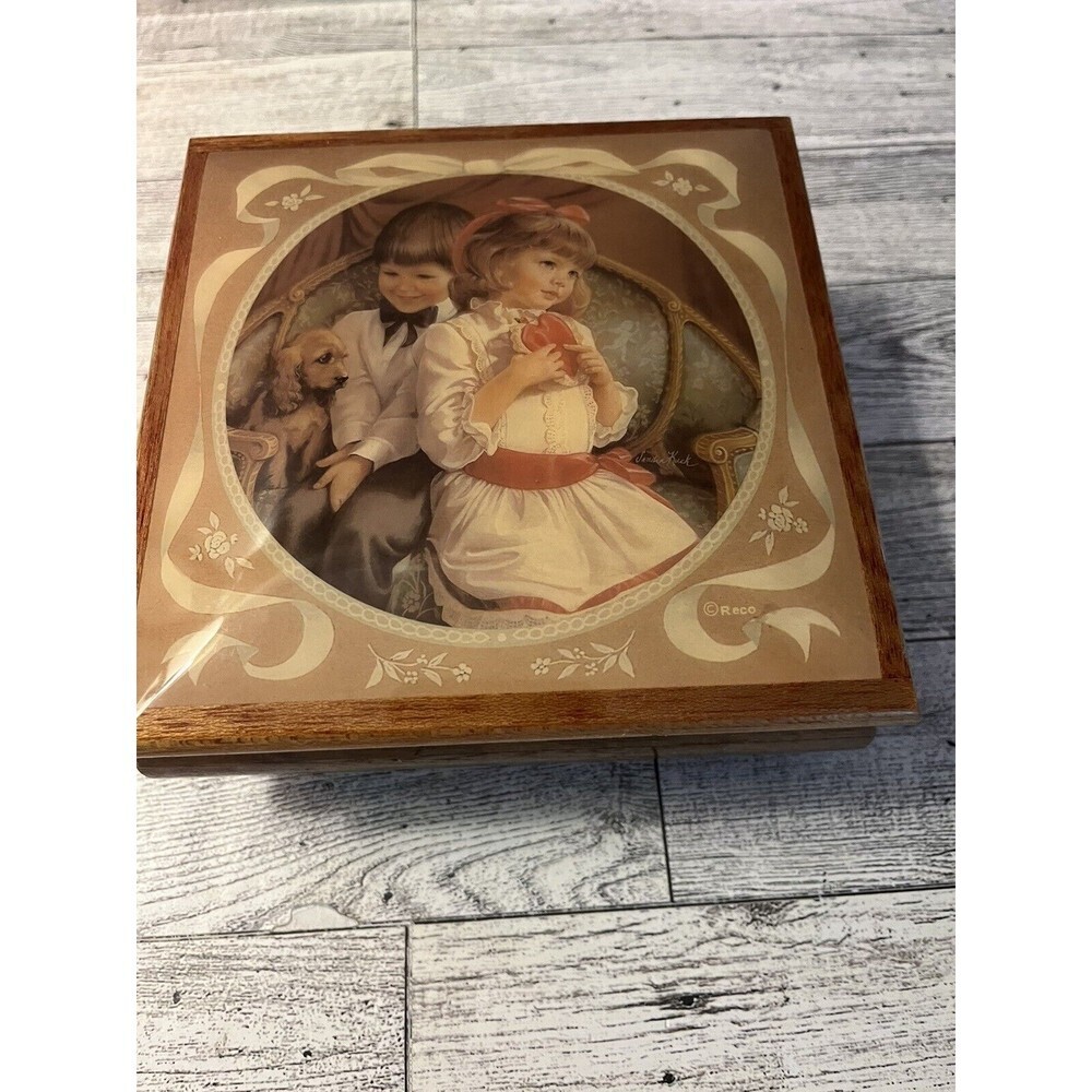 Sandra Kuck Vtg 1987 Reco Music Box Trinket “Love Story” With Original Box works